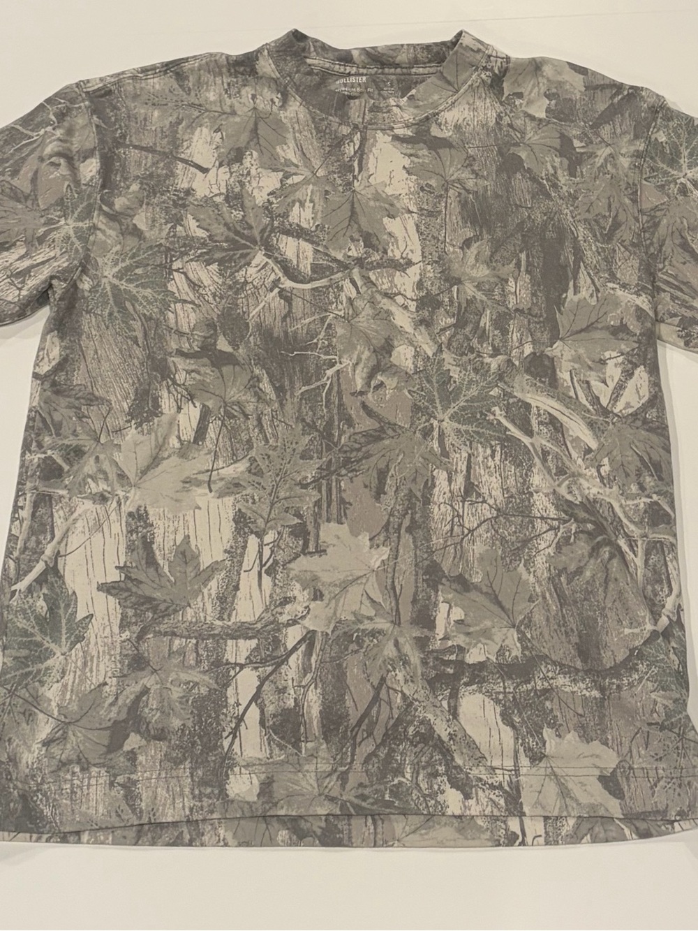 Hollister Short Sleeve Tee in Gray Camouflage Leaf Print - Men’s Size S
